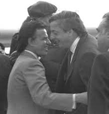 kirchner-y-menem-abrazados.jpg