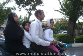 http://tbn2.google.com/images?q=tbn:40hi6d7SWaEH0M:http://www.moto-station.com/ttesimages/divers/famille_moto_Teheran_Iran_stpz.jpg