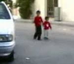 Un enfant a peur de la police - Video Drole