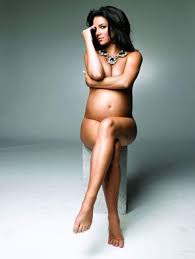 donna incinta seduta