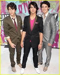 http://tbn2.google.com/images?q=tbn:ouSSZX2JUCAcKM:http://www.texanscan.org/UserFiles/CMS/jonas-brothers-camp-rock-premiere1.jpg