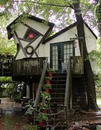 Tags: crooked house, crooked room, 