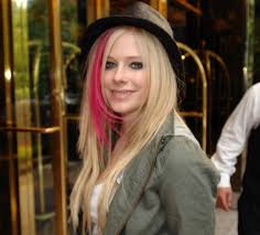 http://tbn2.google.com/images?q=tbn:1GfquyUKpl28iM:http://images.hollywoodgrind.com:9000/images/2007/9/avril-lavigne-hotel-midtown-new-york-city.jpg