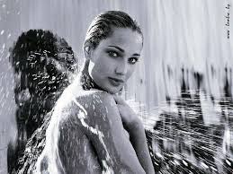 http://tbn2.google.com/images?q=tbn:5vUuAgVreyC3vM:http://lambre.by/lambre/wallpapers/eau_de_rochas_woman.jpg