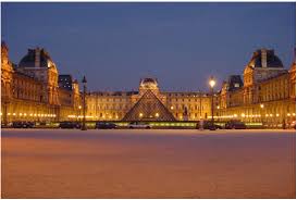 اللوفر في باريس Louvre_de_nuit