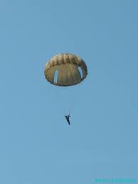 Parachutage de Meubles sur la ville de Paris Parachutage de Meubles sur la ville de Paris